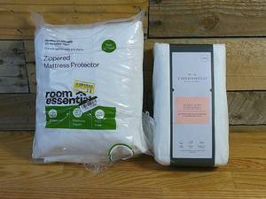 lot 132 image: Waterproof Zippered Mattress Protector & Ultra Soft Flat Sheet - TWIN TWIN XL