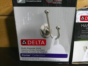 lot 40 image: Set of 3 Delta Porter-Mandolin-Lyndall Multi-Purpose Towel Hooks