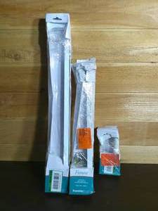 lot 58 image: Set of 3 Franklin Brass Futura Towel Bars and Toilet Paper Holders-White