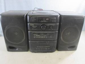 lot 228 image: (EW3) Sanyo Portable AMFM  CD  C...