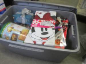 lot 279 image: (EW6) Large Tote with Lid Full of M...