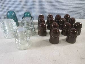 lot 78 image: (CS) Assorted Vintage Glass and Cer...