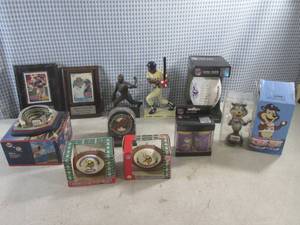lot 204 image: (EC1) Assorted Minnesota Vikings Tw...