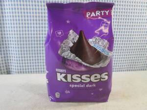 lot 346 image: (B-2) Party Pack Size 2 lb 1 oz Bag...