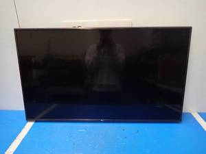 lot 3 image: LG&nbsp49LV560H TV  49 screen  Includes power cable  No remote
