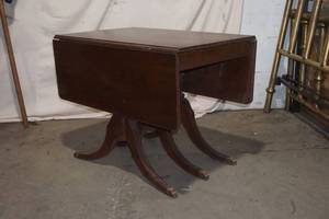lot 4 image: Duncan Phyfe drop leaf table