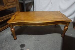 lot 9 image: Coffee sofa table