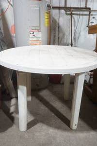 lot 17 image: patio table