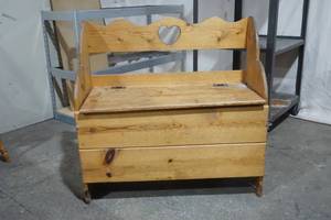 lot 18 image: Bench