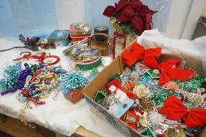 lot 62 image: Holiday Decor