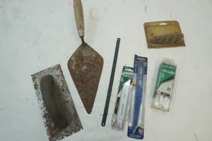 lot 90 image: Saw blades, trawls, bolt extractors