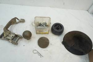 lot 209 image: Ratchet, funnel, assortment of hardware