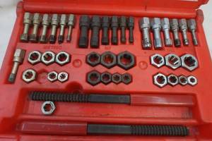 lot 231 image: Snap On rethreading set