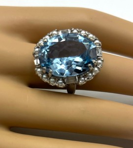 lot 27 image: Luxurious Large Topaz and 10K Gold Ring