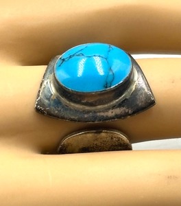 lot 52 image: Stunning Vintage Sterling Silver Ring with Large Turquoise Stone