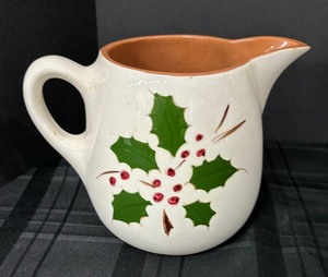 lot 77 image: Vintage Stangl Festive Pottery Grouping