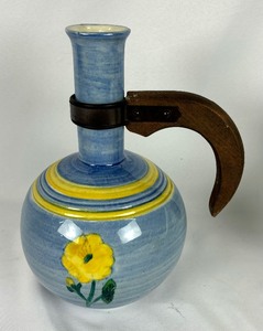 lot 200 image: Vintage Della Ware and Stangl Pottery Grouping