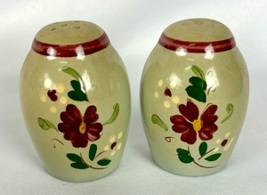 lot 206 image: Three Sets of Salt and Pepper Shakers by Stangl Pottery