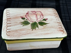 lot 176 image: Vintage Stangl Pottery Cigarette Box