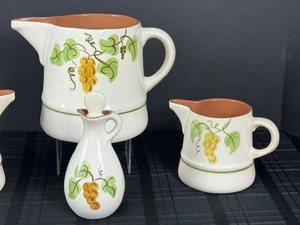 lot 166 image: Vintage Stangl Golden Grape Picthers and Vintage Stangl Pottery Golden Grape Cruet
