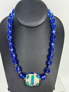 lot 86 image: Beautiful Faceted Cobalt Blue Beaded Necklace with Art Glass Pendant