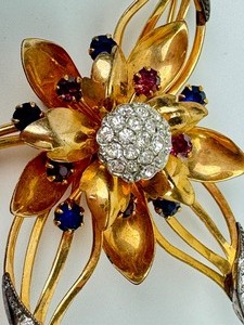lot 112 image: Lovely Vintage Gold Filled Floral Brooch
