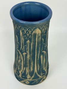 lot 2 image: Vintage Western Stoneware Monmouth Lotus Vase