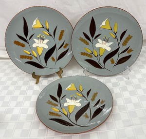 lot 258 image: Stangl Pottery Golden Harvest Pattern Pottery Grouping