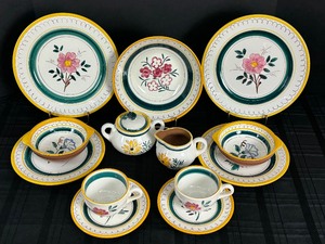 lot 251 image: Variety of Stangl Pottery Garden Flower