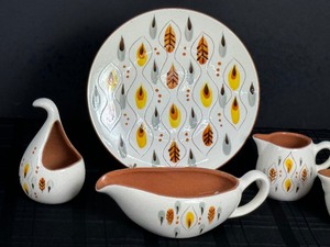 lot 243 image: Vintage Amber Glo Stangl Pottery including Stangl Amber Glo 9 Plate & More