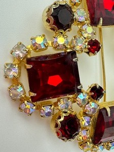 lot 343 image: Beautiful Red Rhinestone Brooch