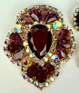 lot 338 image: Vintage Purplish Faceted Crystal and Rhinestone Brooch and Pair of Vintage Earrings