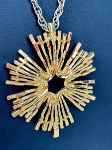 lot 332 image: Vintage Crown Trifari Gold Tone Pendant