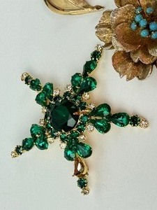 lot 334 image: Four Vintage Brooches and a Pair of Vintage Rhinestone Earrings