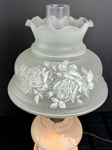 lot 288 image: Vintage Frosted Glass Table Lamp