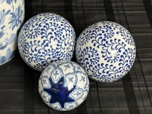 lot 282 image: Asian Inspired Blue and White Decorative Items