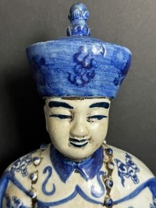 lot 283 image: Chinese Porcelain Figurine