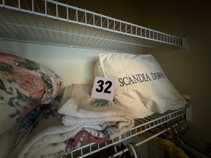 lot 32 image: Mixed Lot of Bedding and Linens