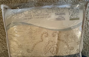lot 43 image: Queen Comforter Cover