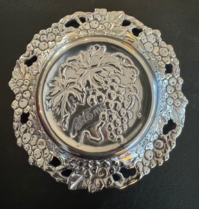 lot 52 image: Arthur Court Dish in Box