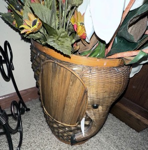 lot 210 image: Mixed Lot of Decorative Items