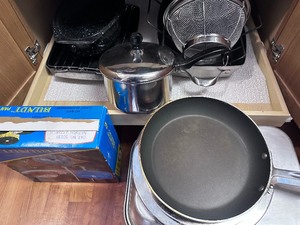 lot 260 image: Lot of Mixed Cookware