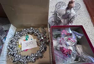 lot 300 image: Mixed Lot of Christmas Items
