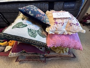 lot 321 image: Mixed Lot of Decorative Pillows