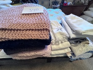 lot 340 image: Mixed Lot of Linens