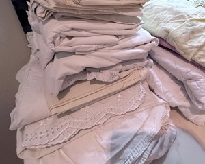 lot 360 image: Mixed Lot of Linens