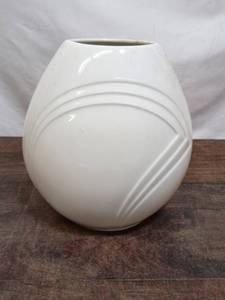 lot 49 image: Vase by Kaiser