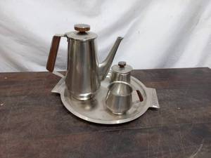 lot 53 image: Internation Decorative Service Set