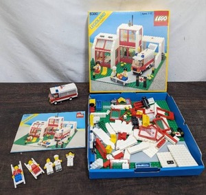 lot 2 image: LEGO Legoland Town System Emergency Treatment Center