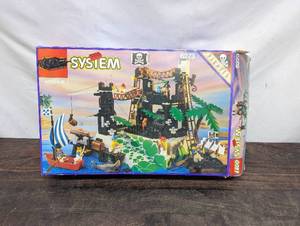 lot 5 image: LEGO System Rock Island Refuge